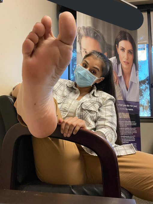 The way you wish you were stuck in the waiting room with me 😂🦶🏼 https://t.co/H9bT5PnuGz