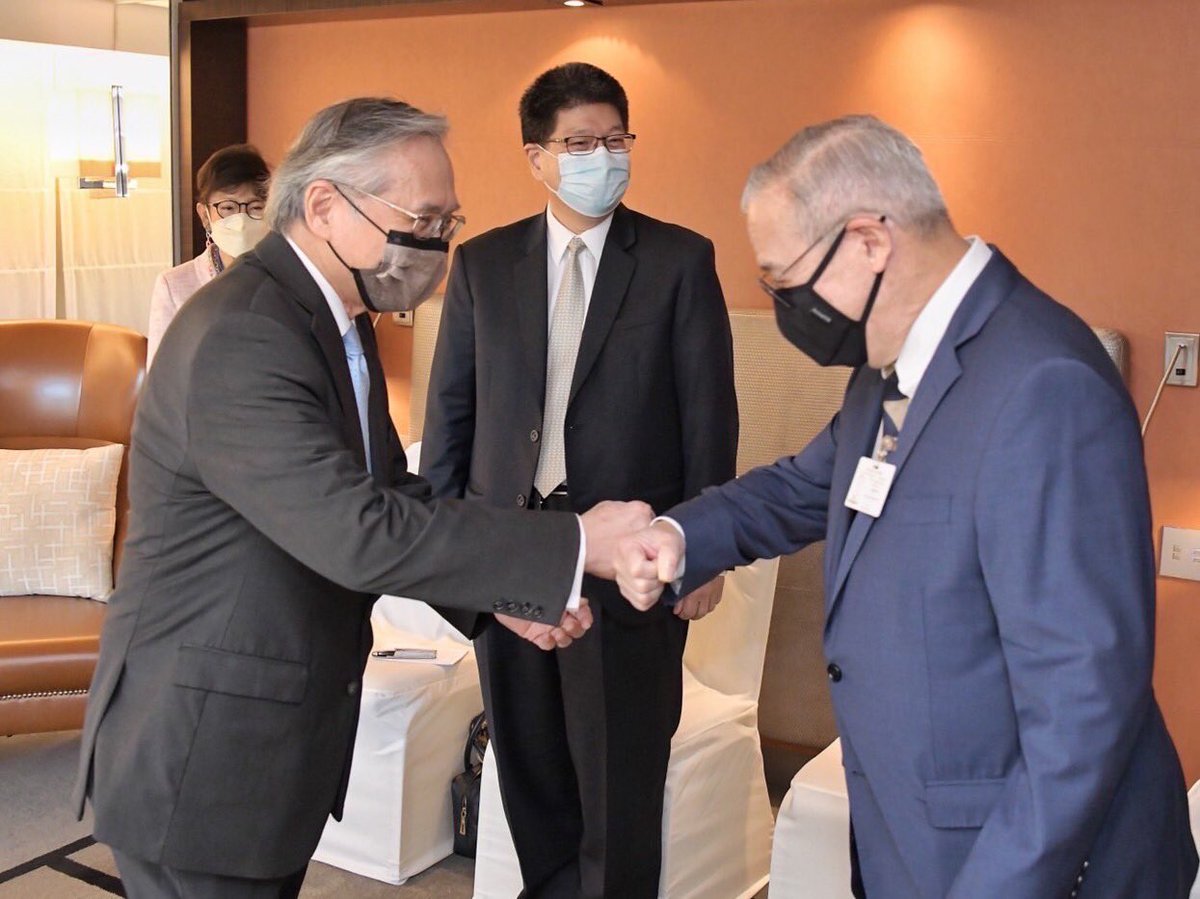 Nice catching up with my ASEAN colleagues, FM Locsin of the Philippines @Teddyboylocsin and FM Retno of Indonesia @Menlu_IR.