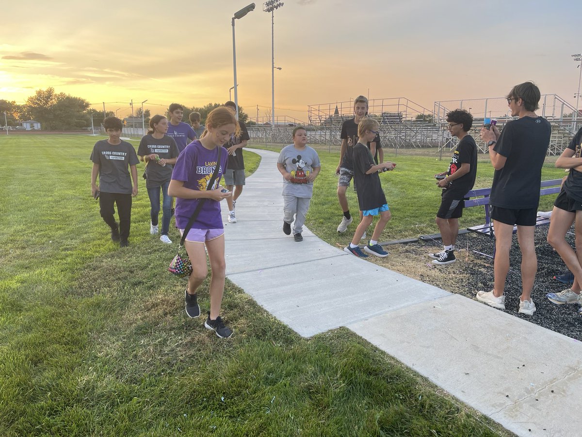 cross_lakin's tweet photo. Lakin XC cheering on a runner at the Bronc Fest fun run. Thank you to the Kearny County Wellness Coalition and FCCLA for putting it on. https://t.co/ikOGQQmWr0