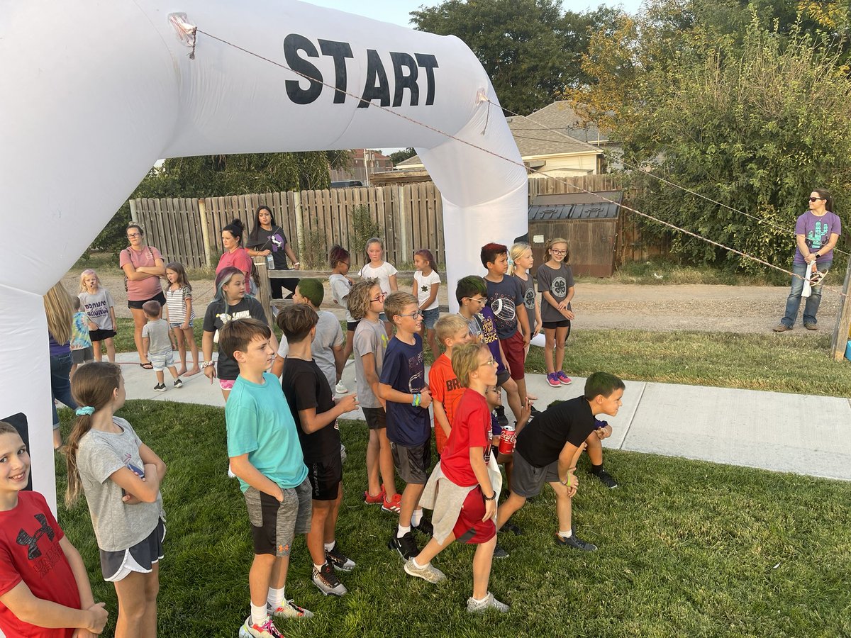 cross_lakin's tweet photo. Lakin XC cheering on a runner at the Bronc Fest fun run. Thank you to the Kearny County Wellness Coalition and FCCLA for putting it on. https://t.co/ikOGQQmWr0