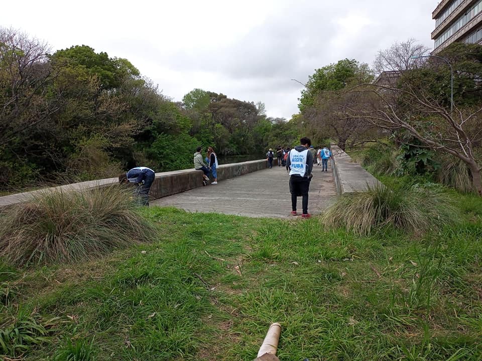 UbaVerde's tweet photo. Desde el Programa UBA Verde, dependiente de la Secretaría de Extensión Universitaria y Bienestar Estudiantil, junto a FUBA y Ecoapuba organizamos una limpieza de la Costanera de Ciudad Universitaria
#UBAExtension #UBAverde #UBAenaccion #ConcienciaAmbiental
@ReichAlejandra https://t.co/pTaQ1TApUq
