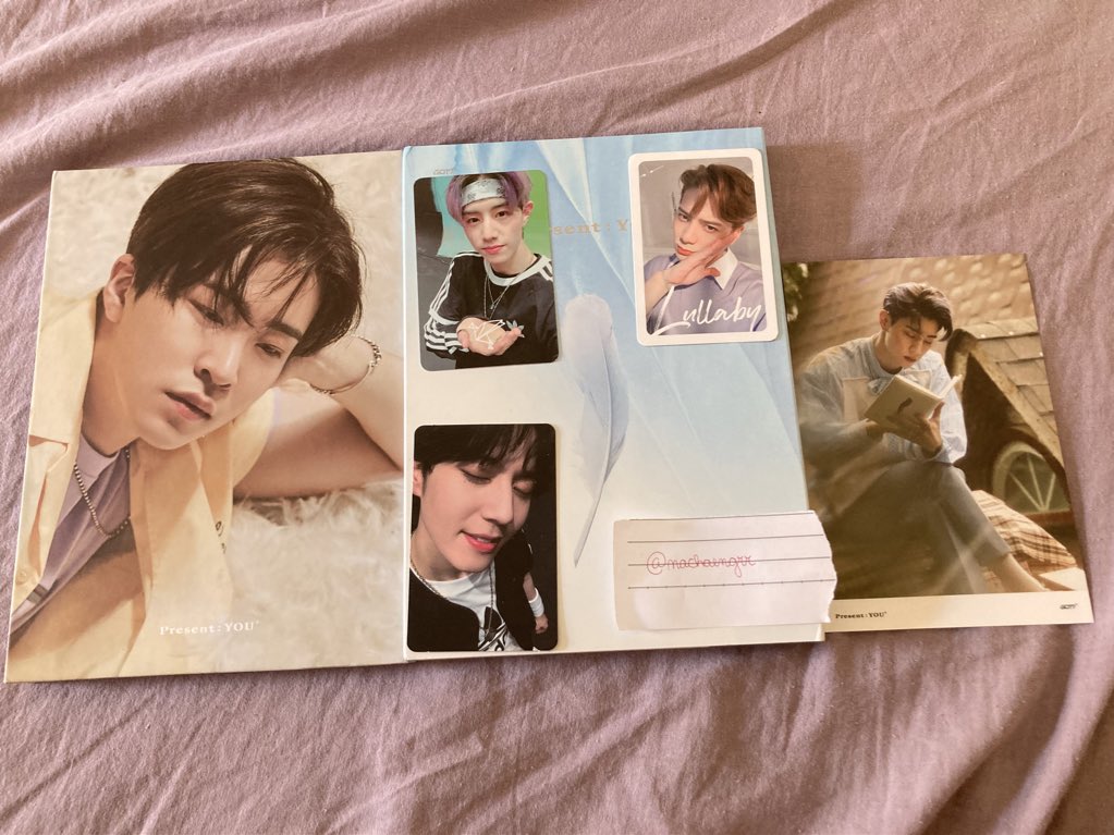 vendaetrocakpop's tweet photo. [VENDA]

• GOT7

- Álbum Present:You 
- Completo como na imagem, aberto apenas pra conferir os cards.
- R$140
- Frete INCLUSO

>@nachaengrr https://t.co/HnzP1hHnnb