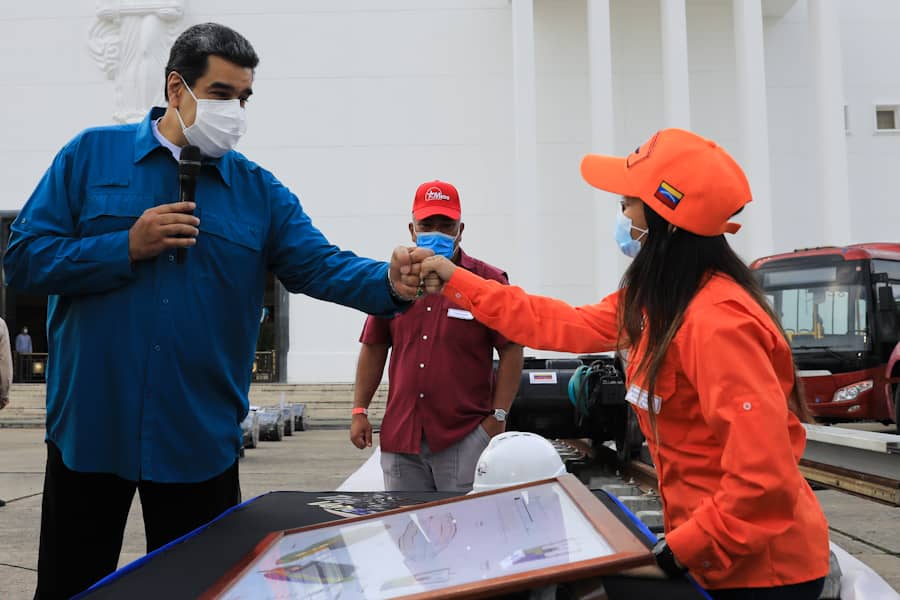 HipolitoAbreup's tweet photo. #28Sep Excelente jornada de trabajo con el camarada Presidente @NicolasMaduro donde la Clase Trabajadora de la #GranMisiónTransporteVenezuela sigue mostrando a los pueblos del mundo que la mejor manera de Resistir es CONSTRUIR!!

Unidad, Lucha, Batalla y VICTORIA! https://t.co/gDbIDlapOa