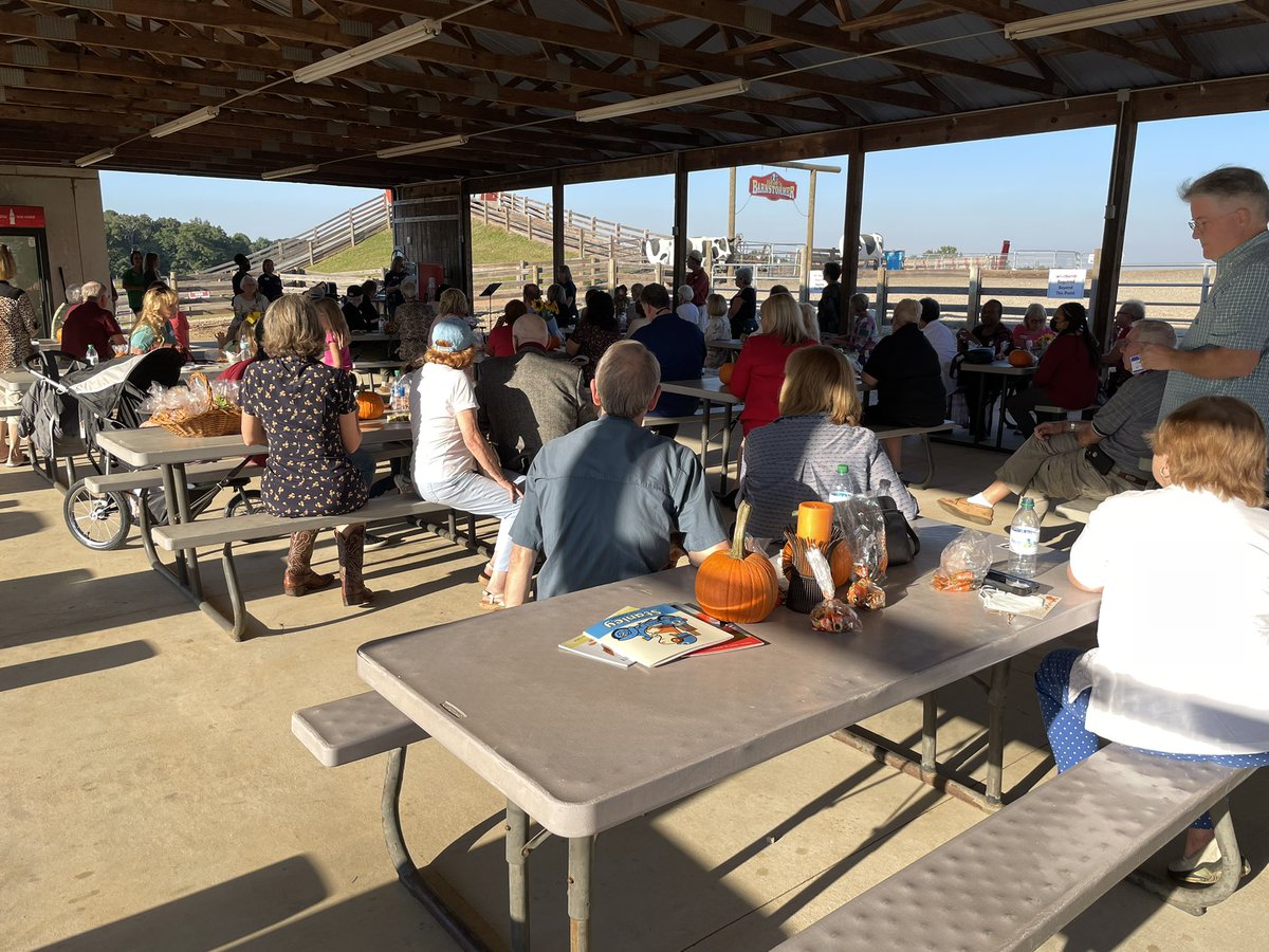 mlpmorse's tweet photo. Thank You to all of the support this community provides to ensure our children learn to love books. The Ferst Readers Foundation of Henry thanked all who’ve supported tonight with a lovely Fall celebration & we all thank you in return! #ReadingMatters #HenryLearns https://t.co/UUdQVebia6