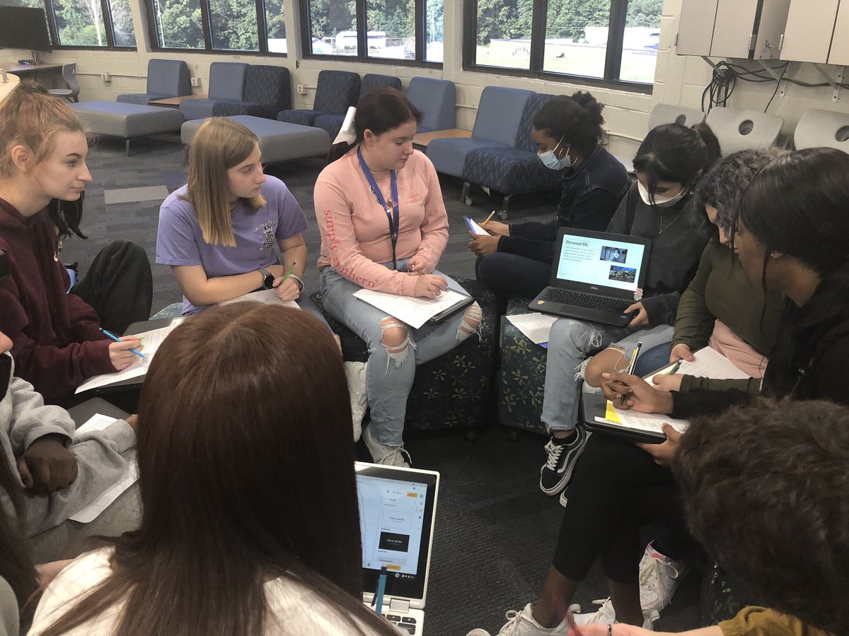 Whhs_SpanishRC's tweet photo. Spanish II students shared their projects about Hispanic remarkable people! #HispanicHeritageMonth2021 #todayinsparta @ruby_rubia @WH_Spartans https://t.co/Ihen34PXNt