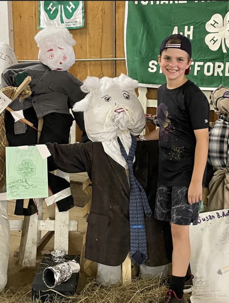 melissalynnwhe1's tweet photo. Our Boundless Exploration is at its finest as each grade level collaborated and entered scarecrows to the #granitestatefair #rochesterschool #maplemagnet #4h #teamwork https://t.co/gD9uUcZvmY