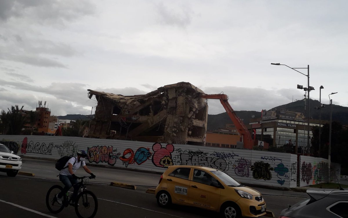 #Fotos | Tras una semana de trabajo, así luce el monumento a Los Héroes, en la calle 80. La estructura fue demolida para darle paso a equipamientos de la primera línea del metro de Bogotá.