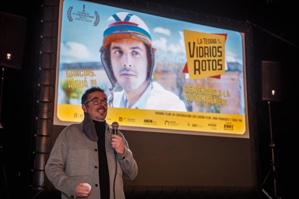 adeladubra's tweet photo. Vengo de ver “La teoría de los vidrios rotos”. Qué buena que está Parker. El elenco, todos buenos. Me reí, la disfruté, la recomiendo. Encantada de ver amigos como @christianfont y Verónica Perrotta, Troncoso que siempre la rompe. https://t.co/OoAe5GDDeC
