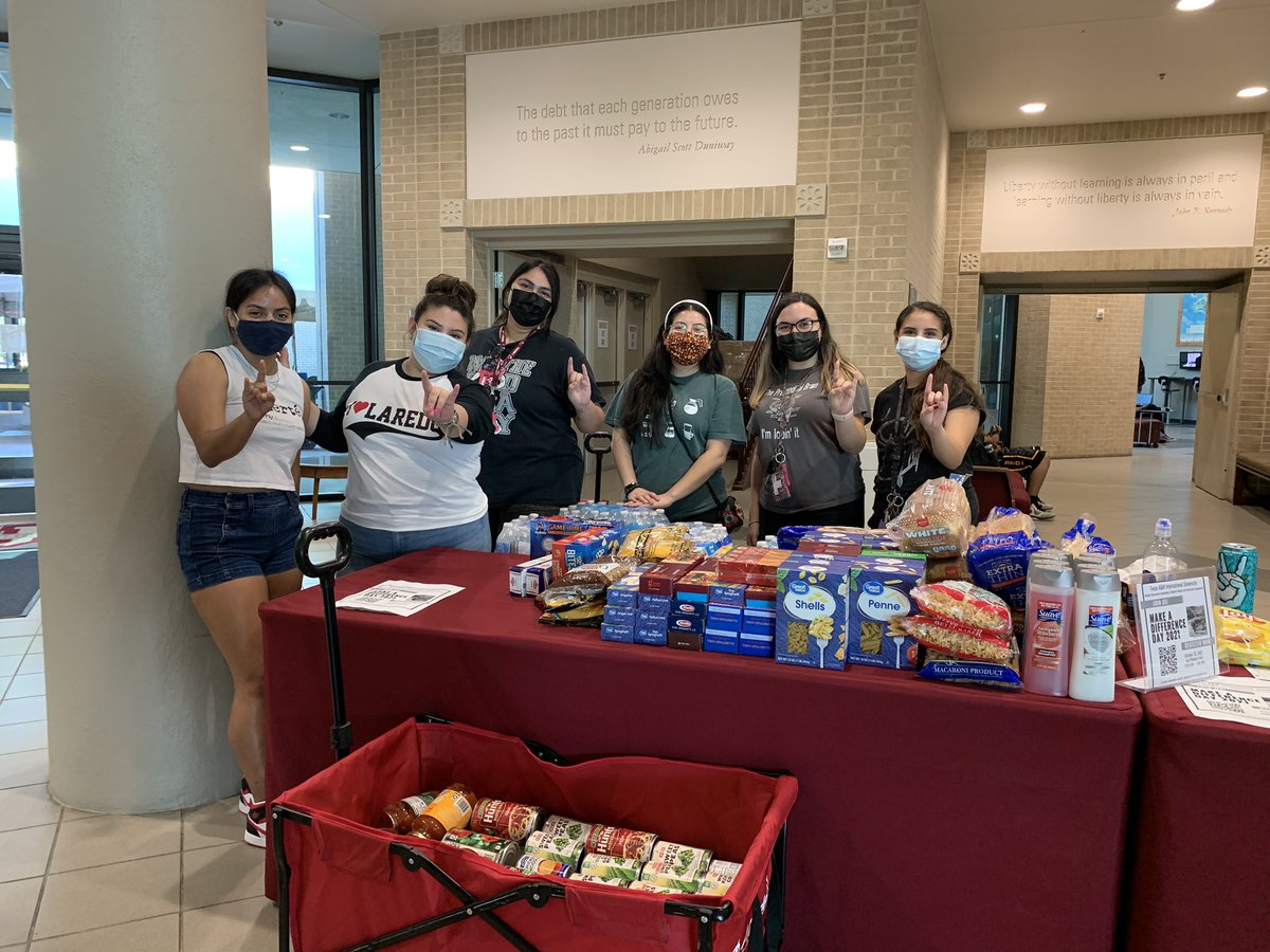 ellemacia5's tweet photo. Great turnout at the @feed956 September Donation Drive! Thank you Dustdevils 🤩👏🏼 https://t.co/gYIf93GzXC