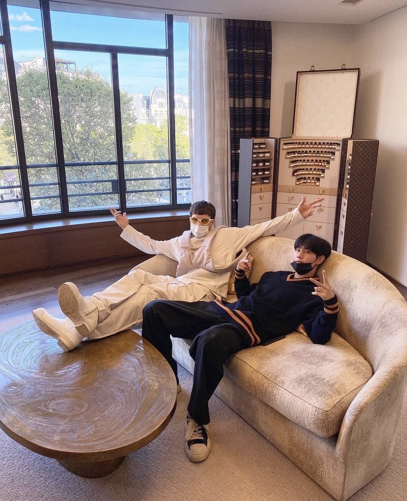 รัก ศลป รักให้เป็น รักให้รู้ขอบเขต เราเปนแค่เเฟนคลับไม่ใช่เจ้าชีวิต ขนาดพ่อแม่เขา ยังให้อิสระกับเขา อย่ารุกล้ำพื้นที่ส่วนตัว ศลป ก็คนมีชีวิตจิตใจ ฝากไว้ให้พวก ปสด คิดนิสสสสสสส นึง 
#MarkTuan_ParisFashionWeek
#WeLoveYouMarkTuan
#MarkTuan