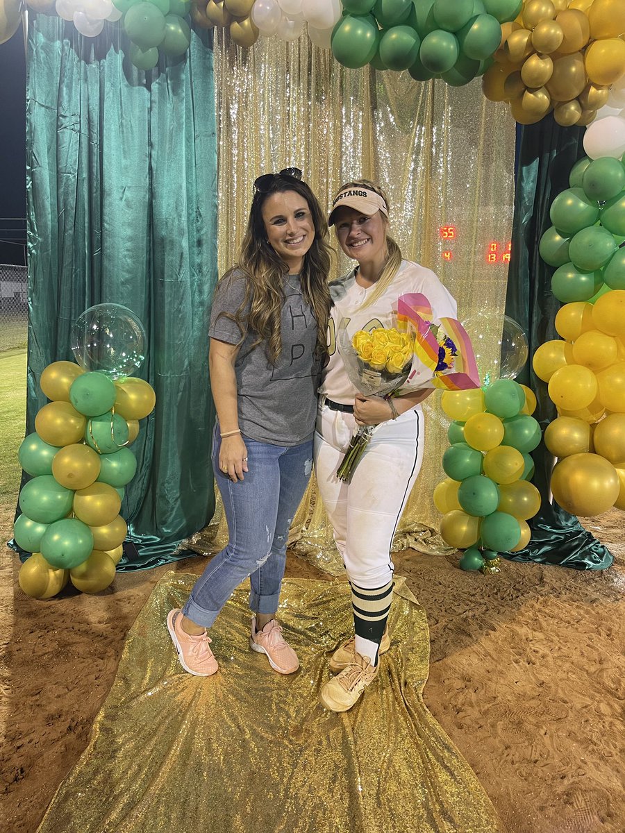 AP_Elite_Cooper's tweet photo. Our seniors have us like 😭😭 
Congrats to @hopemask2022 @EllenHare2 from Ola High and Dylan McCormack from Hebron Christian on their senior nights! LOVE YOU ALL SO BIG! https://t.co/LfWAStTNCq