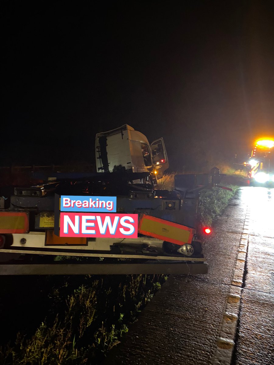 NSRAPT's tweet photo. Earlier this evening, #a14 #copdock westbound was temporarily closed due to single vehicle RTC.

Drive to the conditions not the speed limit 🌧 

#drivertoarrive #pc1981 @EADT24 https://t.co/3WvcKVoyLa