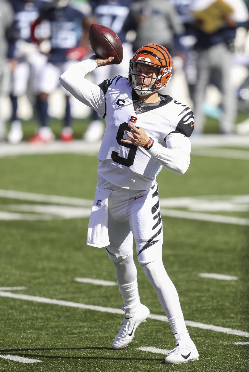 PFF's tweet photo. Joe Burrow: 140.3 passer rating in the red zone 

1st among all QBs 🎯 https://t.co/7vklZCDzP4