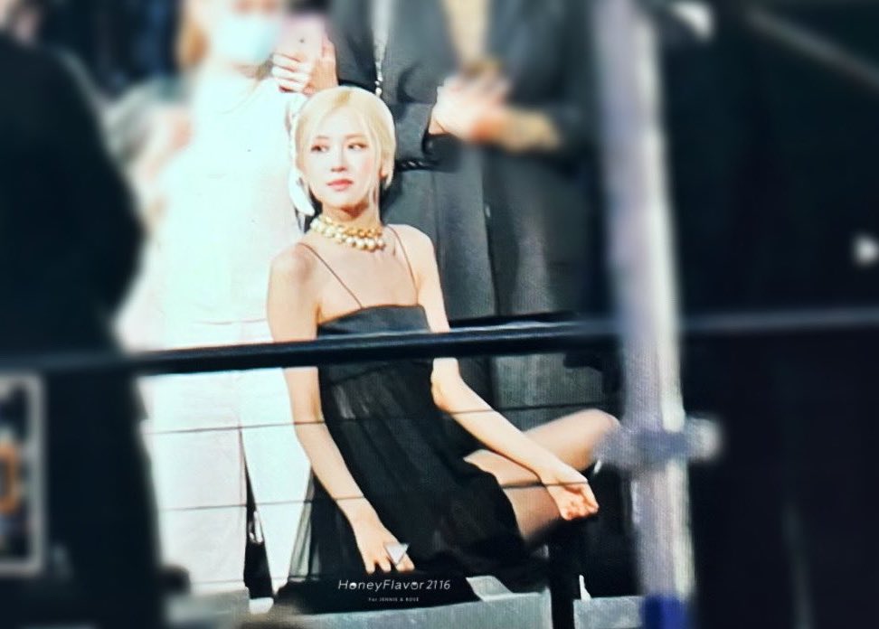 intopjs_'s tweet photo. @Routranslator ROSÉ AT SAINTLAURENT PFW THE MAIN EVENT
#ROSÉxYSLParisFW #로제 
@BLACKPINK https://t.co/avhVzj8ExM