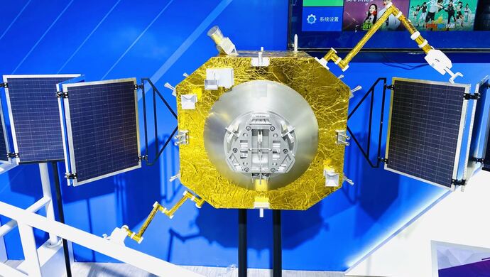 ChinaScience's tweet image. A China-developed refueling aircraft debuted at Airshow China in Zhuhai, S China&apos;s Guangdong. The aircraft, with a single-trip load of 1.3-ton fuel, can provide an energy guarantee for long-term operation of satellites in orbit, and cut costs by 35% than re-launching a satellite.