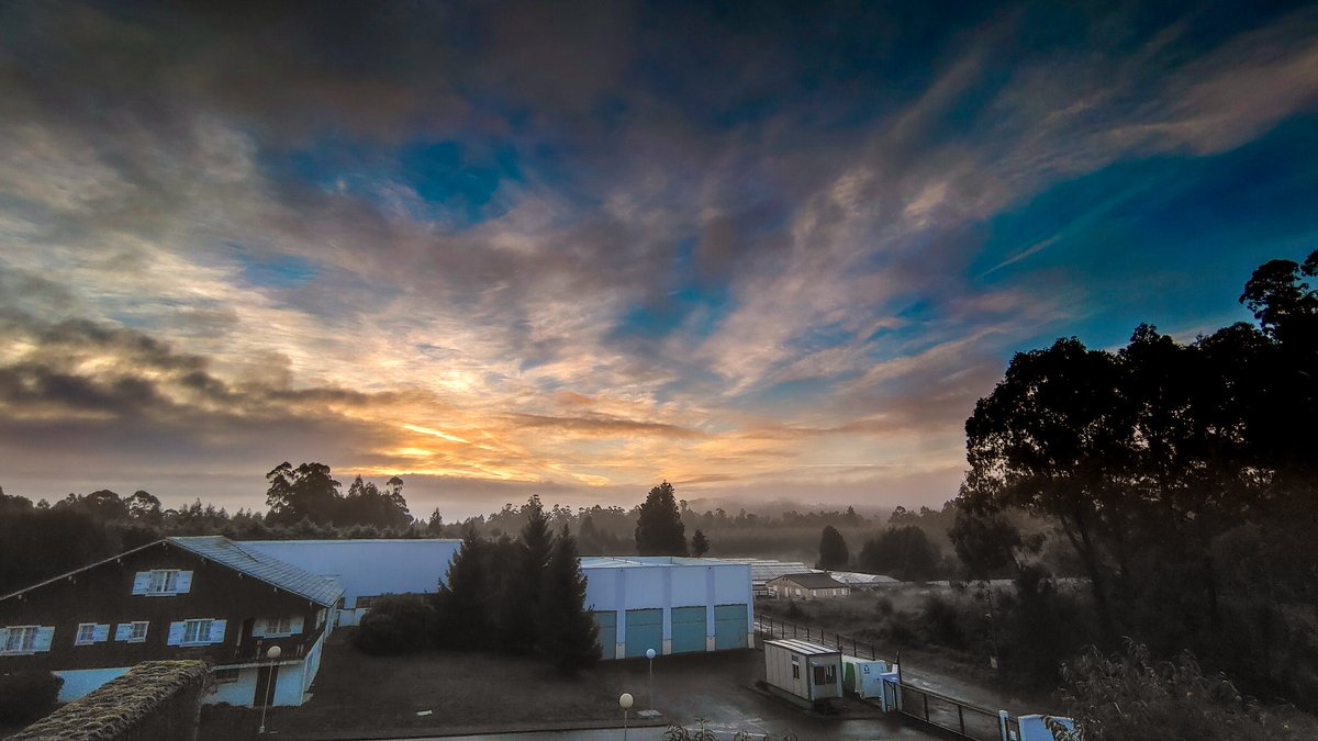 isidrocea's tweet photo. Os #menceres do #estudio2 da @RadioGalega @GxDRadioGalega #nubes https://t.co/mfZ3dELRXu