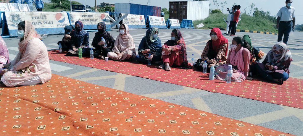IbrahimSadozai's tweet photo. Heart wrenching pic of the day 😢 
Daughters of the nation are sitting on Road for last 5 Days in this weather!!
But No one is paying attention
@ImranKhanPTI

#StudentsMarchToPMHouse https://t.co/kieSF9x32R