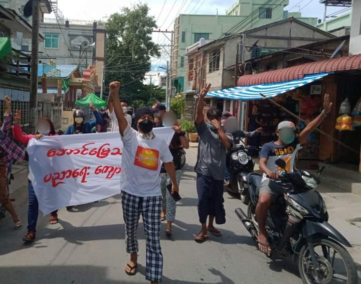 spring_2021's tweet photo. Despite the presence of junta massive forces, Educational staffs and locals from Aung Myay Tharzan Tsp marched on the streets of Mandalay to overthrow the genocidal dictatorship. 

#MyanmarEconomicCollapse
#Sep29Coup
#WhatsHappeningInMyanmar https://t.co/NLYcbSszrW