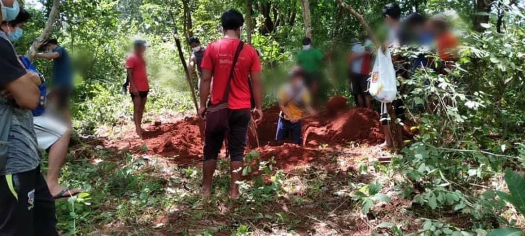 Haruonchill's tweet photo. In a week, 4 bodies of civilians who went missing were discovered near DawkhaliteLin village in #Demoso town where junta troops often deployed. Two bodies were found with handcuffs &amp; cut-throat wounds on Sep28,29 and dumped in cesspit. (1/2)
#WhatsHappeningInMyanmar
#Sep29Coup https://t.co/LwuZu39cJO