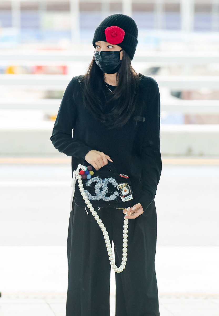 ayesheroticahoe's tweet photo. THE FACT THAT SHE WORE 5 BRANDS AND MATCHED THEM ALL WELL!! Celine Sweater a @CHANEL beanie match with @CHANEL customized bag an @adidas shoes and some rings like how? She matched them all WHAT AN ICONIC QUEEN! JENNIE AIRPORT RUNWAY 
#JENNIE @BLACKPINK @CHANEL https://t.co/186IveFSYq