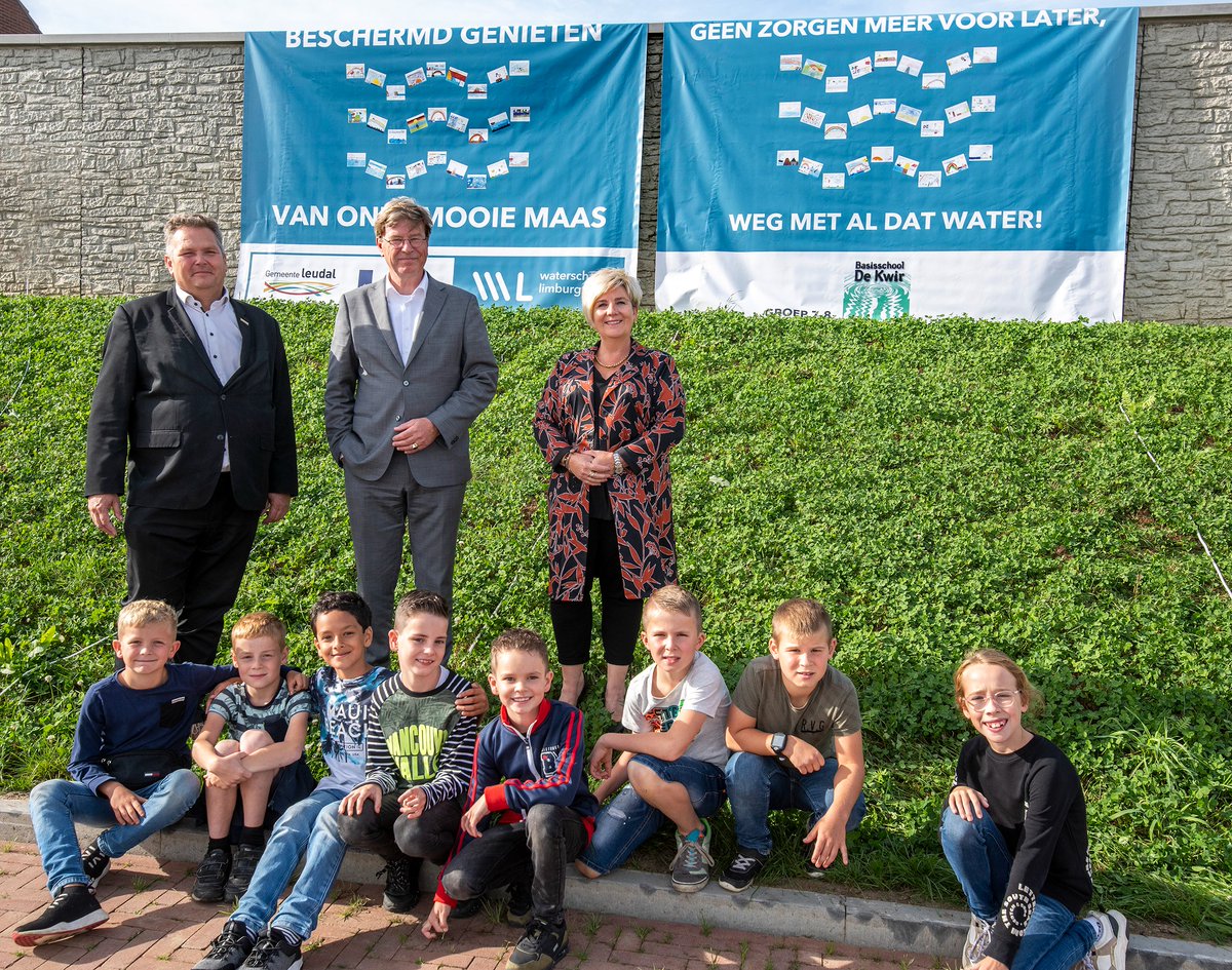 WLomgeving's tweet photo. Gisteren vierden we in Neer de oplevering van Dijkversterkingen Maaswerken🎉 Dit deden we samen met @gemeenteleudal, @Rijkswaterstaat, buurtbewoners en leerlingen van groep 6, 7 en 8 van basisschool de Kwir.

Hun boodschap: ‘Geen zorgen meer voor later, weg met al dat water!’ https://t.co/tUBT1YGF1O