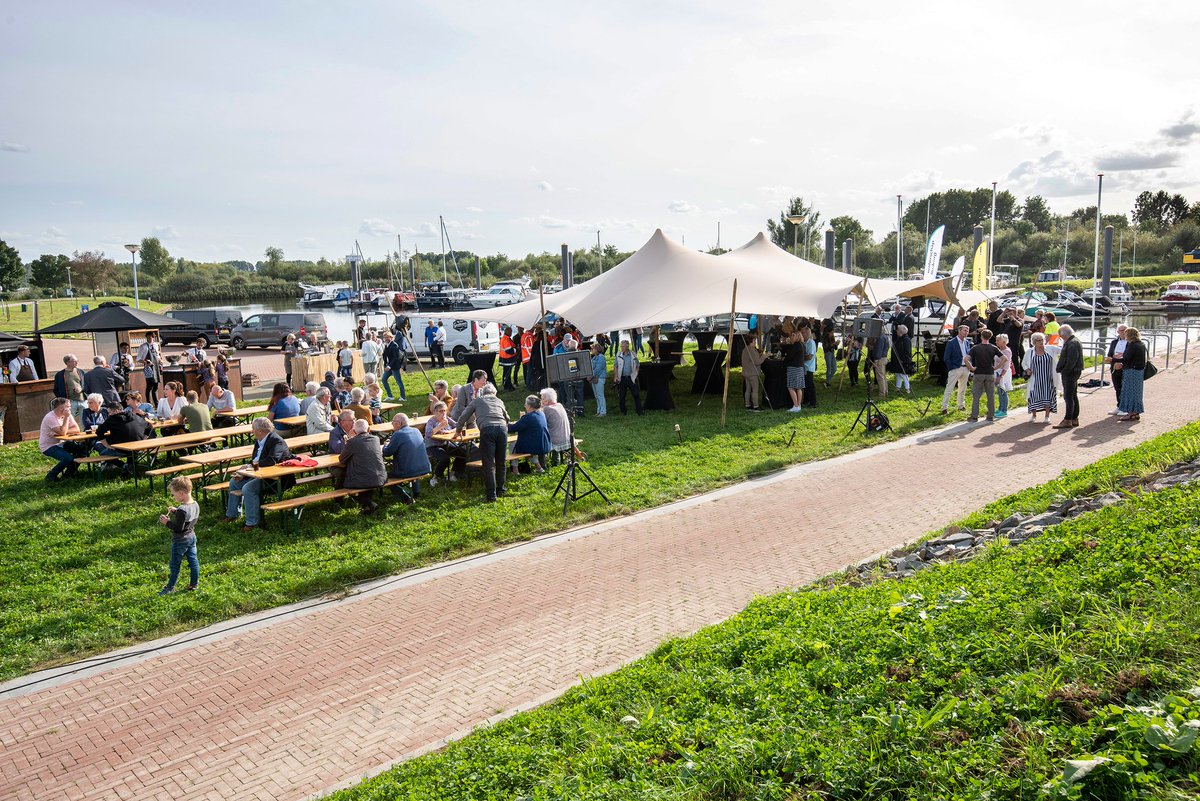 Gisteren vierden we in Neer de oplevering van Dijkversterkingen Maaswerken🎉 Dit deden we samen met <a href="/gemeenteleudal/">Gemeente Leudal</a>, <a href="/Rijkswaterstaat/">Rijkswaterstaat</a>, buurtbewoners en leerlingen van groep 6, 7 en 8 van basisschool de Kwir.

Hun boodschap: ‘Geen zorgen meer voor later, weg met al dat water!’
