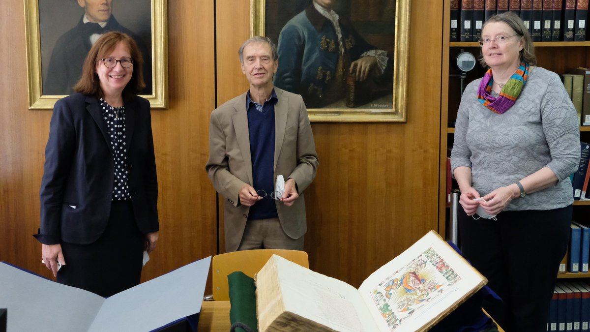 bsb_muenchen's tweet photo. Wir freuen uns sehr über diese #Schenkung. Der Fernsehjournalist Wolf von Lojewski überreichte 326 von ihm gesammelte Einzelblätter der berühmten #Weltchronik Hartmann #Schedel|s an die stellv. Generaldirektorin Dr. Dorothea Sommer u. Abteilungsleiterin Dr. Claudia Fabian. https://t.co/eAzBr6gjYL