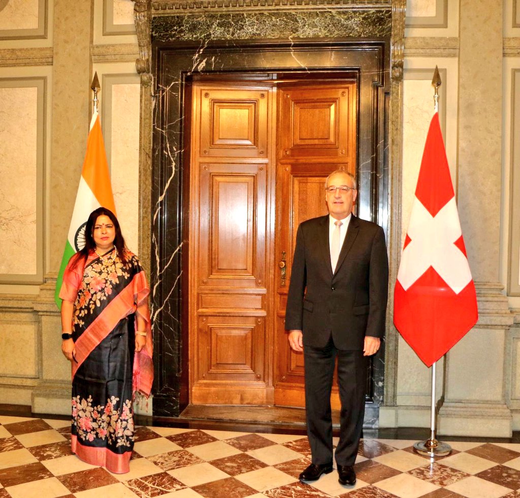 ParmelinG's tweet photo. Excellents échanges de vues ce matin avec @M_Lekhi, Ministre indienne des Affaires Extérieures et de la Culture. Cela permet de renforcer les liens unissant l'Inde et la Suisse. 🇮🇳 🇨🇭 https://t.co/sS4HKP2aV3