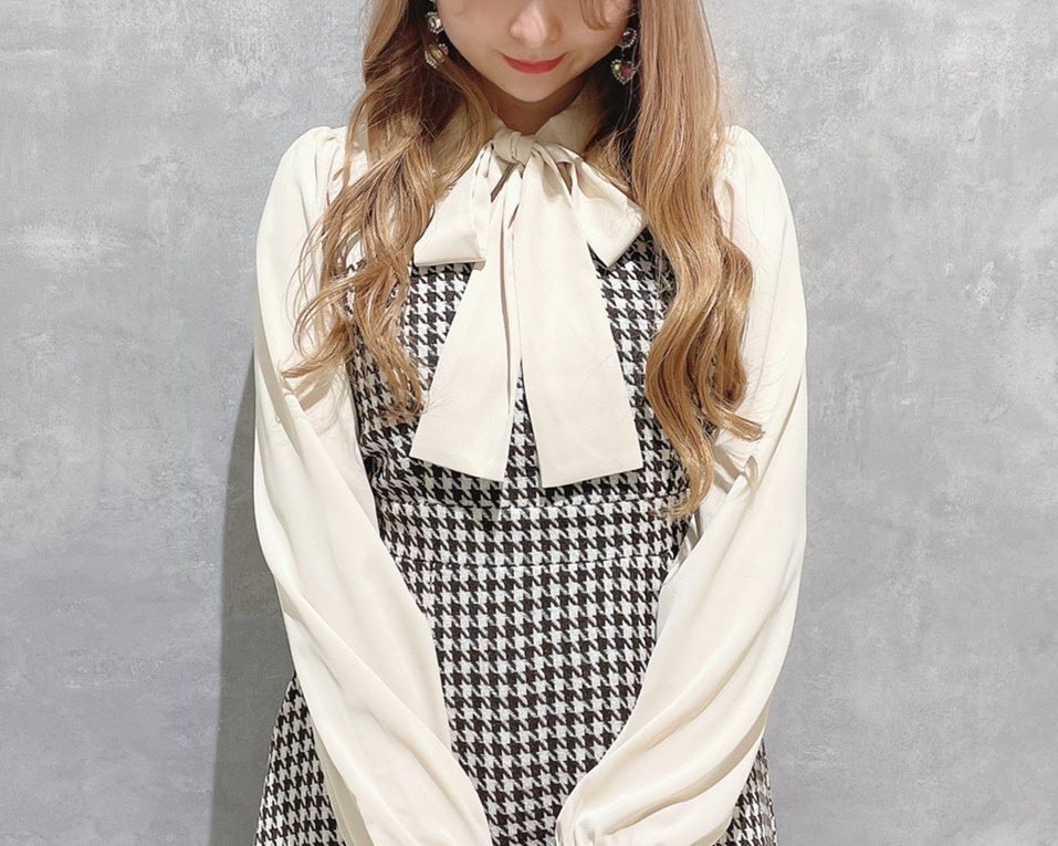 AnMILLEofficial's tweet photo. ルミネ池袋店

池袋店限定OP販売中👗🤍

千鳥切り替えリボンOP

薄手のブラウス素材なので
今の時期から着ていただけます♪

丈感長めで上品な印象に...♡

¥8,900taxin https://t.co/njDgbQjeUb