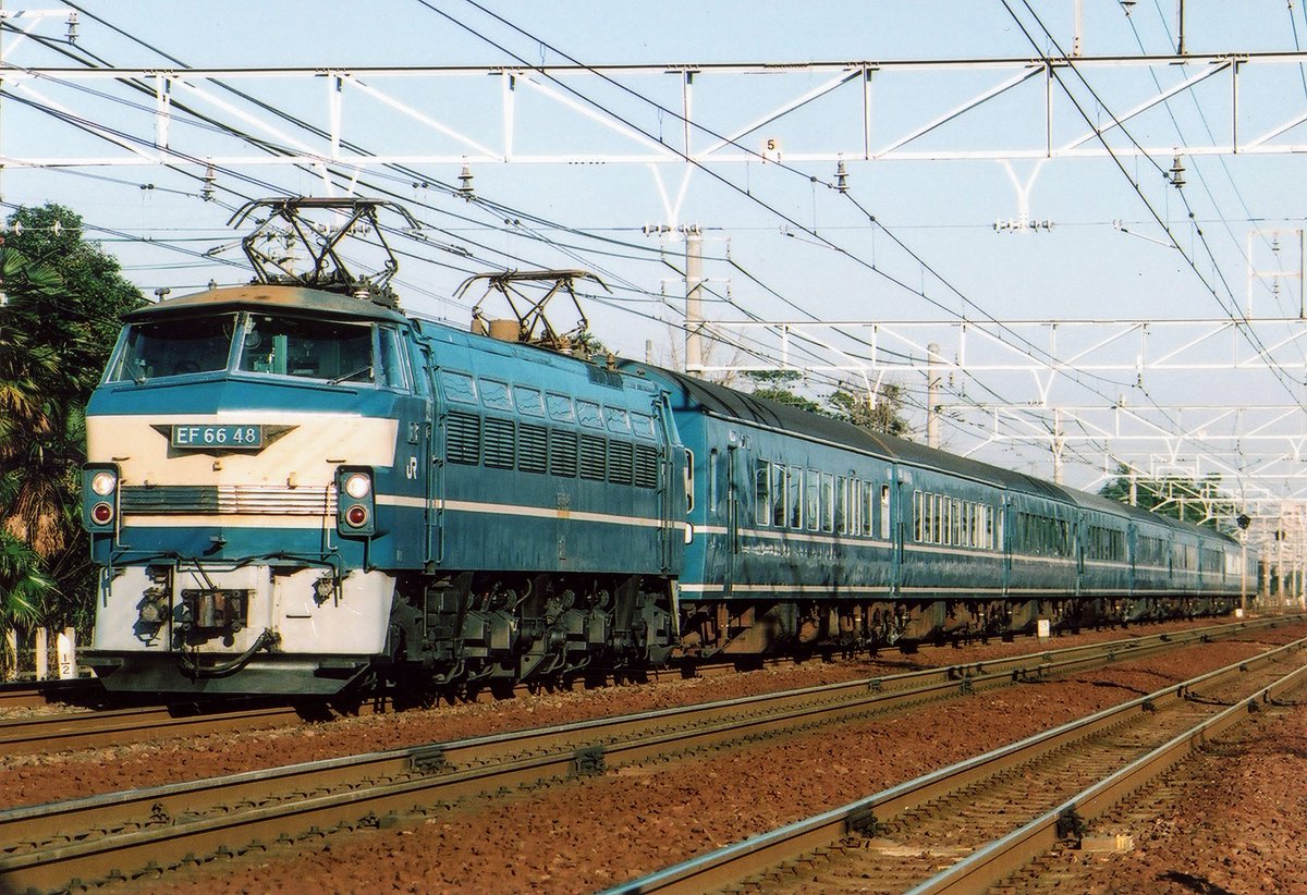 Fuso_G4B35's tweet photo. 1994年2月の撮影だと思いますが稲沢清洲間を走るEF6648牽引20系9両のスキー臨です。EF66の20系が日中名古屋まで来るのは珍しかったと思います。名古屋からはEF6442(長)が牽引しました😃 https://t.co/0z1EiqdZLL