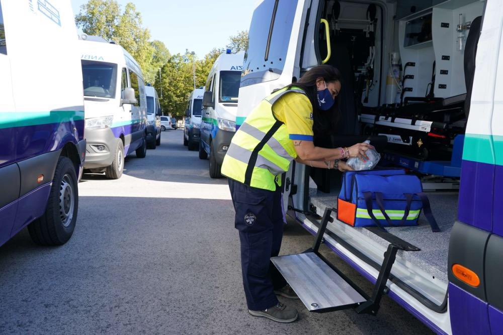 Esta es solo una parte de las 115 ambulancias de @MBFurgonetas 100% eléctricas (44 #eVito y 71 #eSprinter) <a href="/GrupPau/">GrupLaPau</a> ha puesto a disposición del Departamento de Salud del Gobierno Vasco para el transporte sanitario programado de pacientes #eVans #MBvans