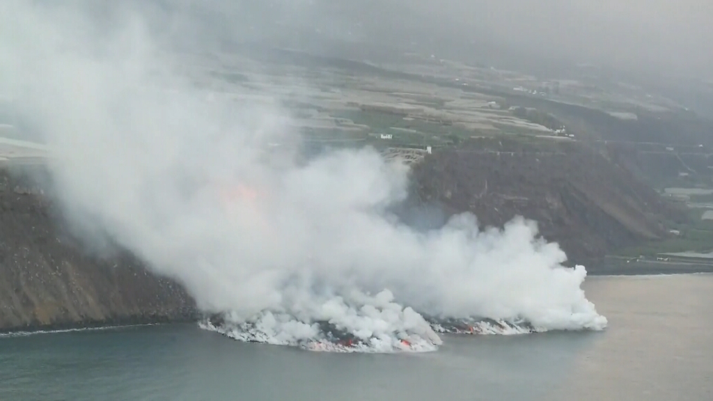3CatInfo's tweet photo. Primeres imatges de la lava del volcà de La Palma arribant al mar amb llum de dia i des d’un dron
https://t.co/fKXj67ZkRh https://t.co/QpCY6HnyWv
