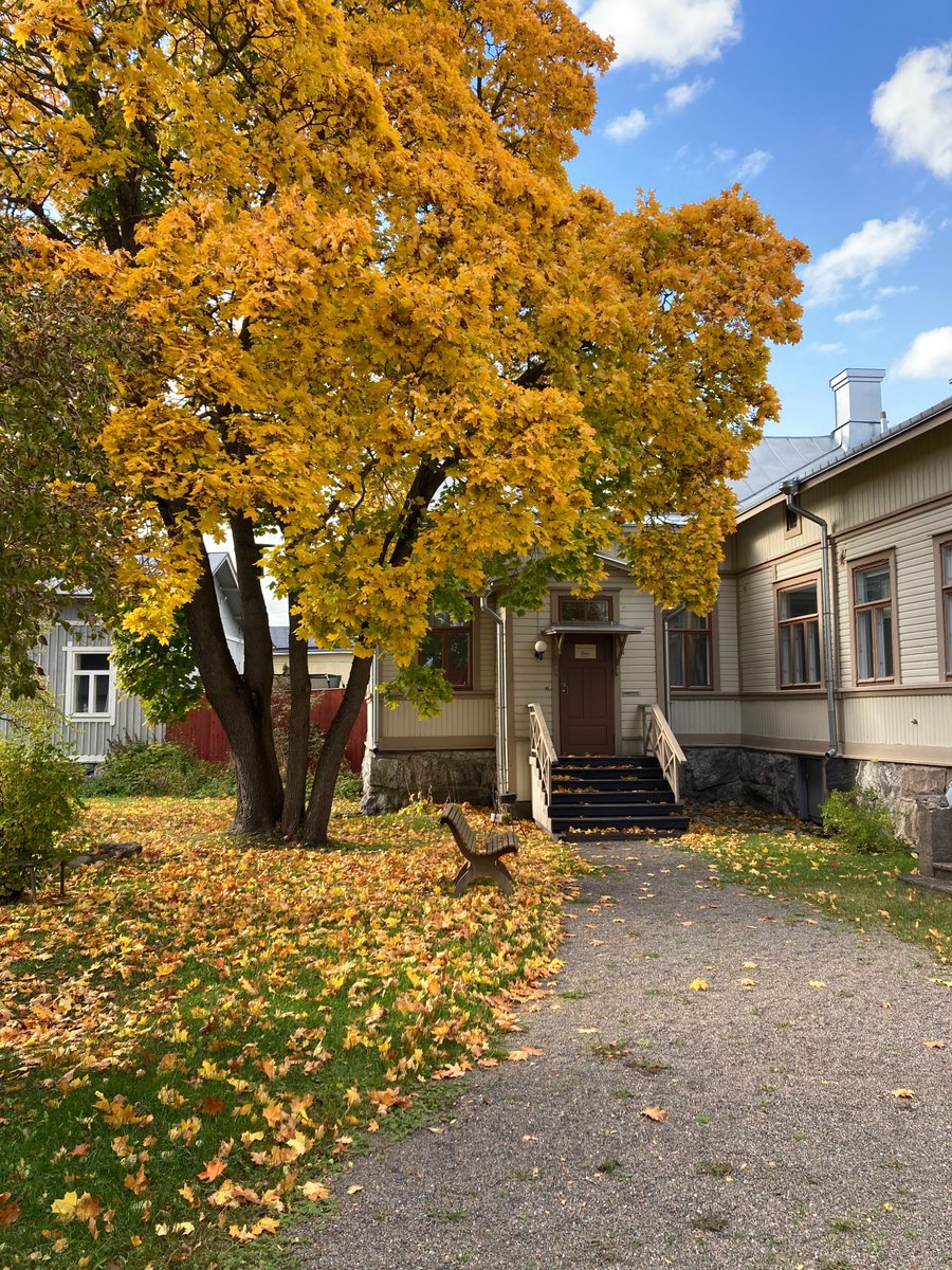 SuomenMPkohteet's tweet photo. Syksyn väriloistoa kelpaa ihastella Vanhan Rauman kaduilla 🍁🍃🍂 #vanharauma #maailmanperintö #ympärivuotinenkohde @raumafi @rauman_museo https://t.co/bvy5f3wHPE