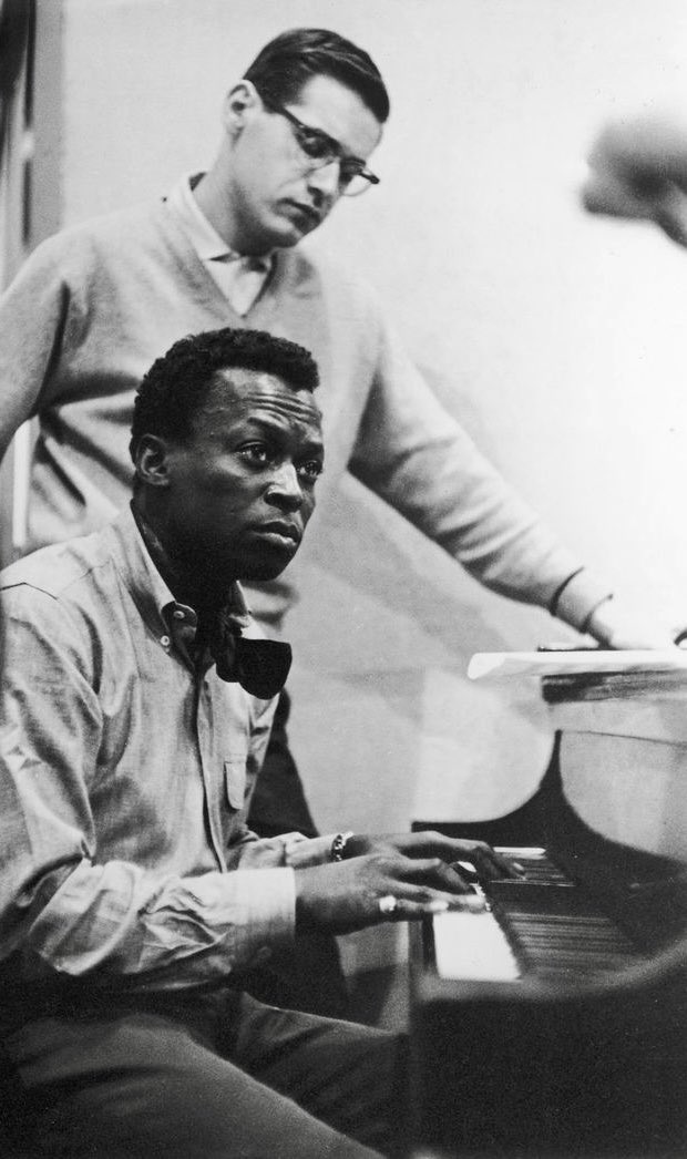 RhodesStory's tweet photo. A Remembrance 
(September 28, 1991)🙏🏽

Pianist, Bill Evans with Miles Davis recording Kind of Blue 💙

#RemembranceDay #MilesDavis  #icon #MusicInnovator #Trumpeter #Piano #BillEvans #pianist #Recording #session #KindOfBlue #September28th #NationalPianoMonth https://t.co/7PthEtL1ZH