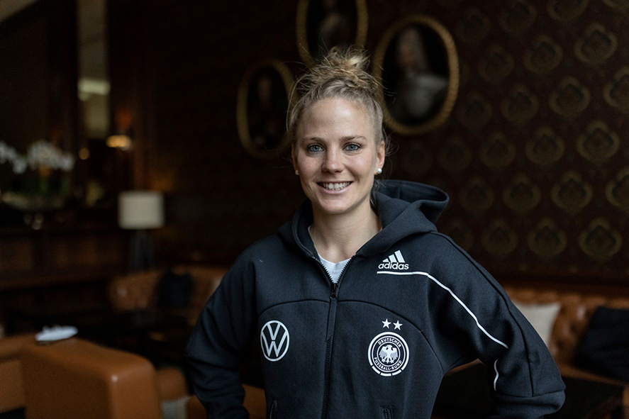 DFB_Team_EN's tweet photo. Happy 29th birthday to Leonie #Maier! 🖤❤️💛

WIR #IMTEAM 🇩🇪 https://t.co/oSnrOl2885