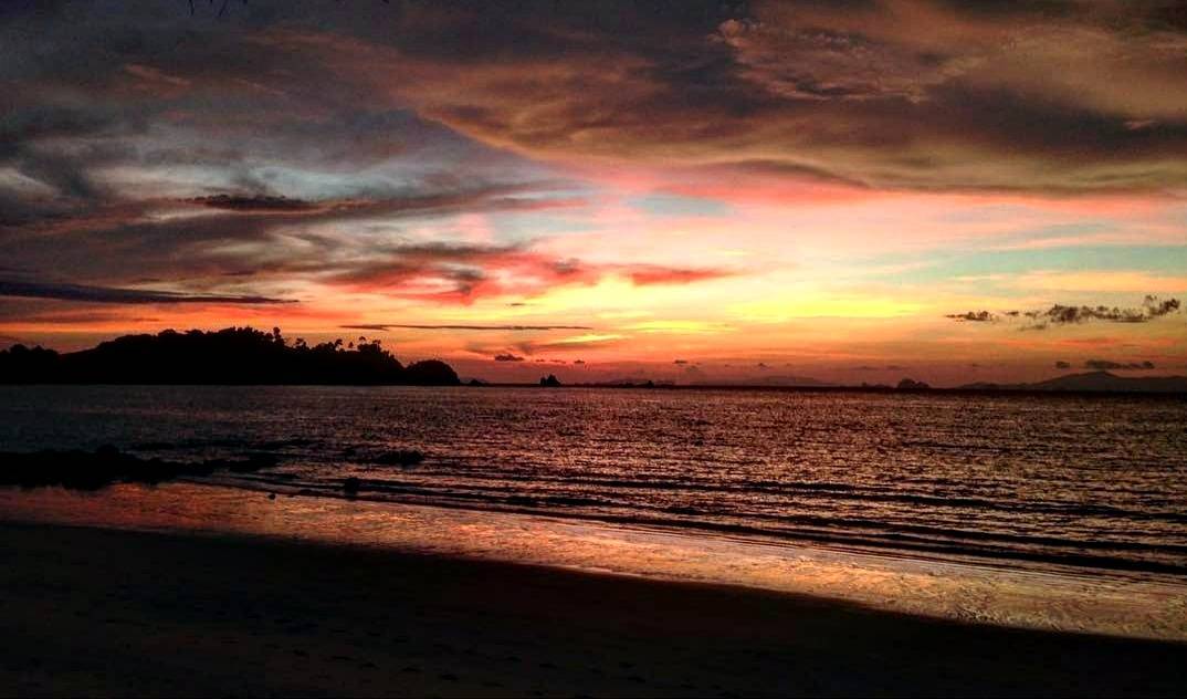 FPphayam's tweet photo. 🇬🇧 Cloudy sunset in Buffalo Bay
🇹🇭 ก้อนเมฆและพระอาทิตย์ตกดินที่อ่าวเขาควาย
#flowerpowerphayam #guesthousekohphayam #ฟลาวเวอร์พาวเวอร์วิลเลจ #aowkhaokwai #อ่าวเขาควาย #kophayam #เกาะพยาม #ranong #ระนอง #thailand #ประเทศไทย #ไทยแลนด์ #muangranong #thailand #heven #thaisland #andama https://t.co/5sBwt9TD7H