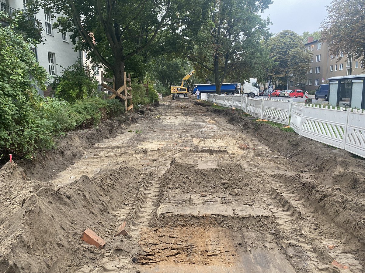Neue Fahrradwege braucht Berlin. Dieser hier direkt vor meiner Haustür. 4 Meter breite Asphalt. Bevor bald alle nur noch Fahrrad durch die Stadt fahren, sollte man aber auch einen verpflichtenden Fahrradführerschein einführen. #anarchieaufderstraße