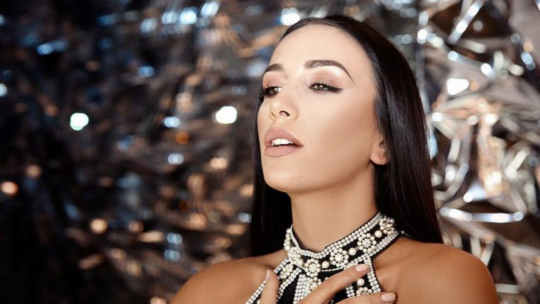 #Albania🇦🇱| "Continuaré mi gira por París después estaré en Korea del Sur y en Noviembre en Italia. En Diciembre volveré a casa, estaré en Tirana por algo que aún no puedo desvelar". Declaró <a href="/elhaidadani93/">Elhaida Dani</a> pero, ¿regresará al #Fik60?.

#Eurovision • #ESC2022