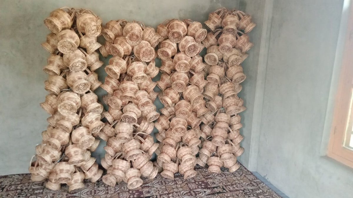 bpmnagam's tweet photo. Winter is approaching and the most liked and wanted item in kashmir for winter is KANGRI. Our UMEED SHG members are ready with the stock. 
#UMEEDLIVELIHOODS

@DrSyedSehrish 
@DC_Budgam 
@dicbudgam 
@dpmumeedbudgam https://t.co/kK2Vttm7fi