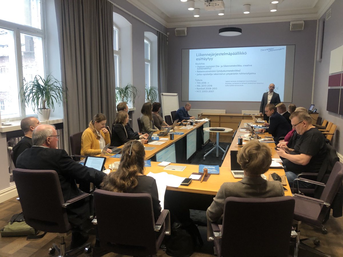 Uuden seutuhallituksen ensimmäinen kokous puheenjohtaja ⁦<a href="/IkonenAK/">Anna-Kaisa Ikonen</a>⁩ johdolla. Aiheena perehdytyksen lisäksi lähijunaliikenteen tulevaisuuskuva. ⁦<a href="/tampereenseutu/">Tampereenseutu</a>⁩ ⁩ ⁦<a href="/paivinurmi/">Päivi Nurminen</a>⁩