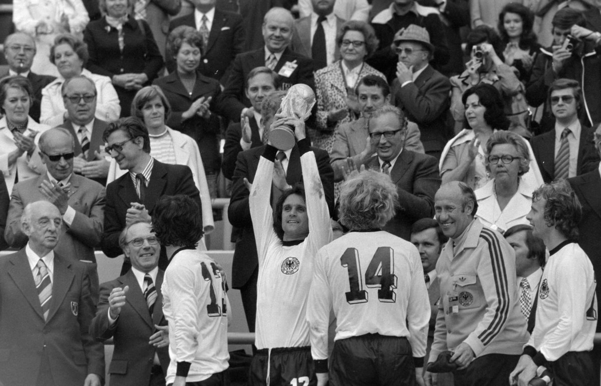 DFB_Team's tweet image. 7️⃣8️⃣ Alles Gute zum Geburtstag, Wolfgang #Overath! 🎊

🏆 Weltmeister 1974
🥈 Vize-Weltmeister 1966