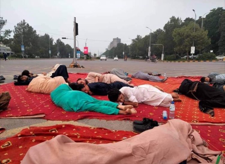hereisyourayaz's tweet photo. Remember this @ImranKhanPTI you were talking about youth and education we will remind you in 2023 InshAllah 
             Shame on PTI 
#StudentsMarchToPMHouse
#MdcatStudentsAtDChowk 
#WeRejectPmcMdcatTest2021 
#WeDonotTrustTEPS 

#StudentsMarchToPMHouse https://t.co/0mTppcGQ7E