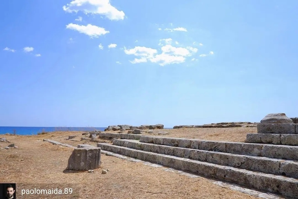 CalabriaTweet's tweet photo. Il richiamo delle radici. Grazie a @paolomaida.89 per questo scatto dal Parco Archeologico dell'Antica Kaulon, nel Comune di Monasterace (RC)! #anticakaulon #kaulon #monasterace #reggiocalabria #calabriatweet #magnagrecia #ancientgreece #archeologia #arc… https://t.co/DlYZ1mBEIU https://t.co/bF24o3lBOk