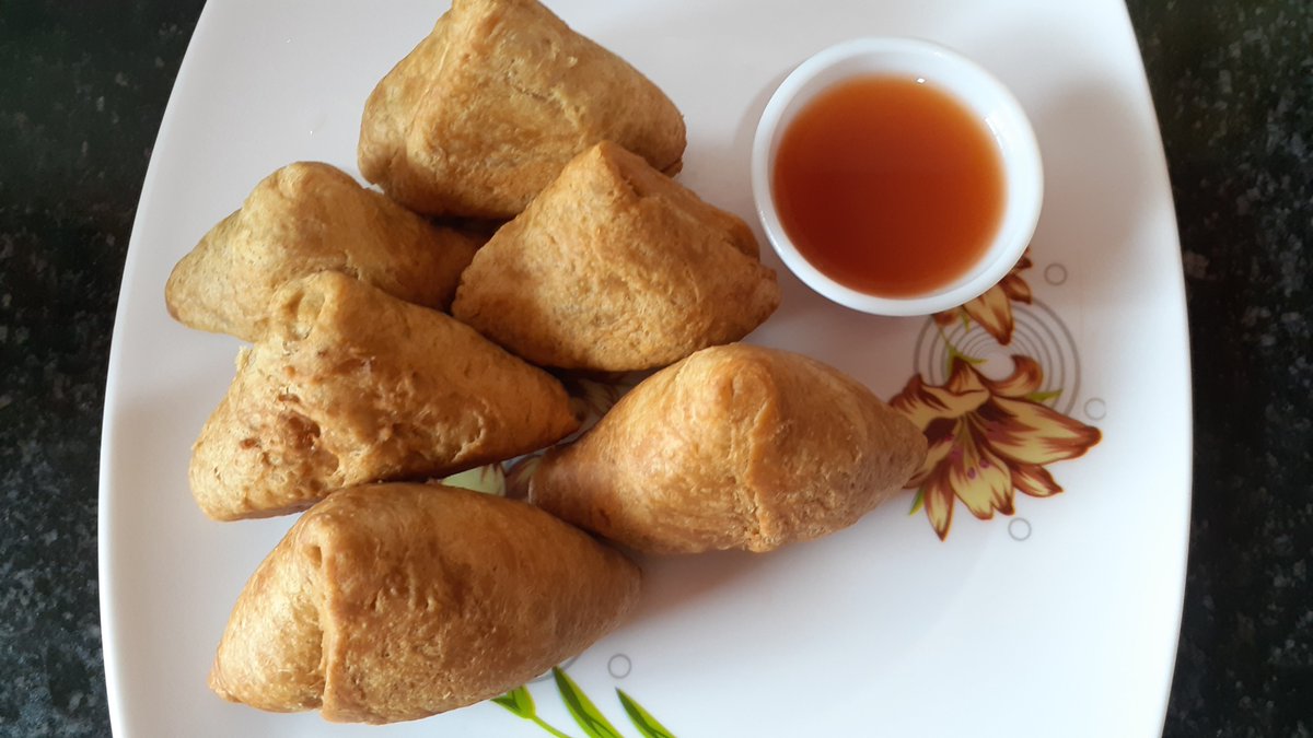 miiistiii's tweet photo. my favorite snacks ❤🥰❤
#somosa #golapjamun https://t.co/8sya7fgumR