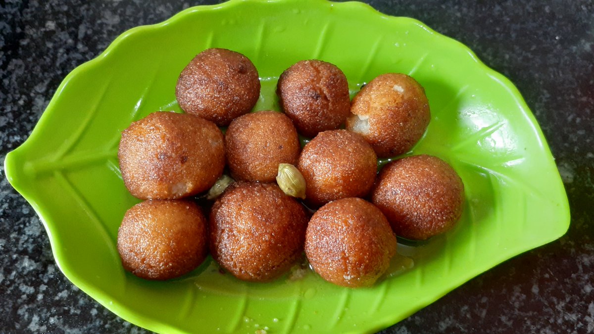 miiistiii's tweet photo. my favorite snacks ❤🥰❤
#somosa #golapjamun https://t.co/8sya7fgumR