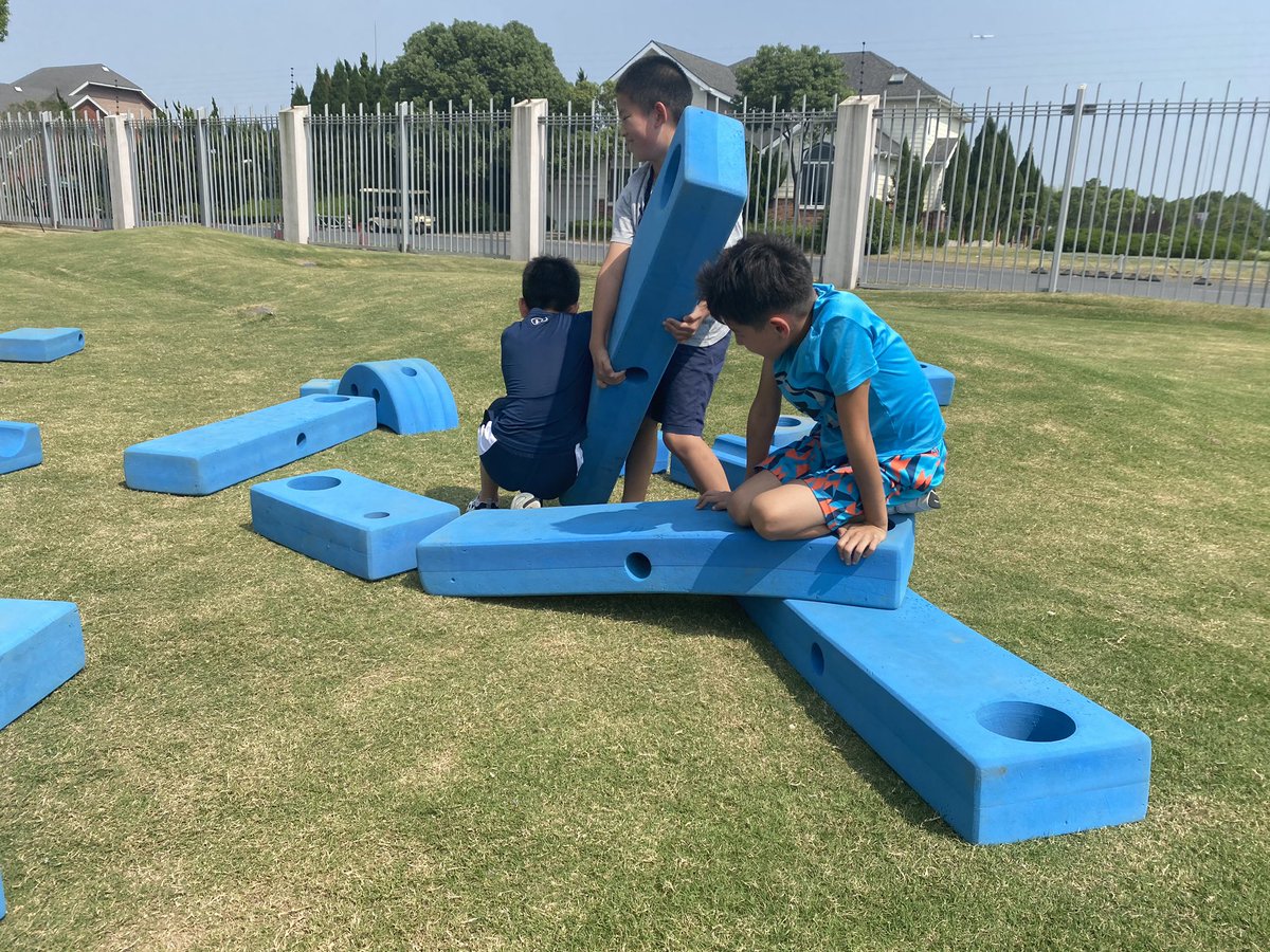 serzinclioglu's tweet photo. Day 36: @ImgPlayground blue blocks are the best! From PreK to grade five students love building and creating at recess. #TTGs #creativelearners #effectivecollaborators @hritzukn @scooterh99 @MjHibbeln https://t.co/M5N3ikLAOn