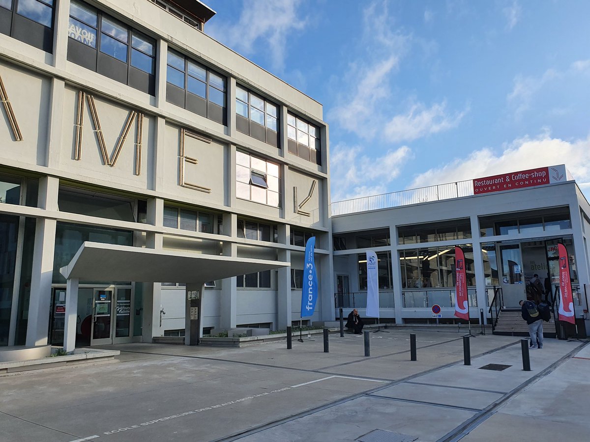 Clemi_ot's tweet photo. 2️⃣5️⃣0️⃣ collégiens et lycéens de l'@ac_orleanstours participent aux assises internationales du journalisme à @villedetours ce mercredi 29 septembre 2021.
#EducMediasInfo @LesAssises https://t.co/Zh7R9lo8c2