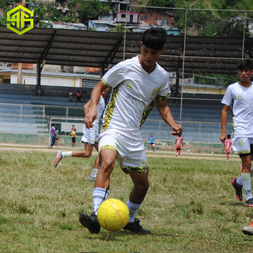 SportAgencyF's tweet photo. 𝐍𝐮𝐞𝐯𝐚 𝐬𝐞𝐦𝐚𝐧𝐚 𝐝𝐞 𝐭𝐫𝐚𝐛𝐚𝐣𝐨 👥⚽️

Nos preparamos de cara a la temporada 2021 de la Copa Oro, que iniciará el día de mañana en la casa del fútbol trujillano, el Estadio José Alberto Pérez. 🏟

¡Con mucho optimismo, equipo! 💚

#ProyectoSAF #Fútbol #CopaOro2021 https://t.co/31wKsEwD2p