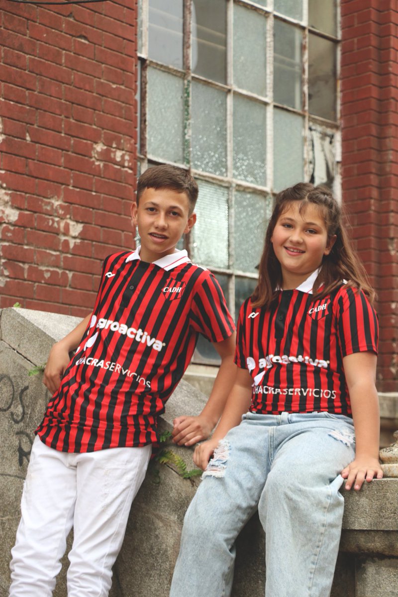 DiegoBarceloDH's tweet photo. 🚂🖤♥️🖤Les presento la nueva camiseta de @clubdouglas homenaje a Juan Miguel Echecopar, idolo de institución quien además de jugador fuera técnico. Los modelos de las fotos, dos de sus nietos. @EleteTSC @marcadegol @mantosdofutebol https://t.co/OzEFlERIax