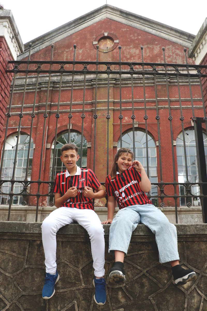 DiegoBarceloDH's tweet photo. 🚂🖤♥️🖤Les presento la nueva camiseta de @clubdouglas homenaje a Juan Miguel Echecopar, idolo de institución quien además de jugador fuera técnico. Los modelos de las fotos, dos de sus nietos. @EleteTSC @marcadegol @mantosdofutebol https://t.co/OzEFlERIax